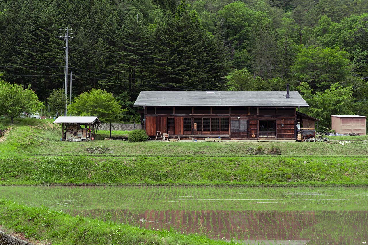 高山市国府に構える「やわい屋」の外観