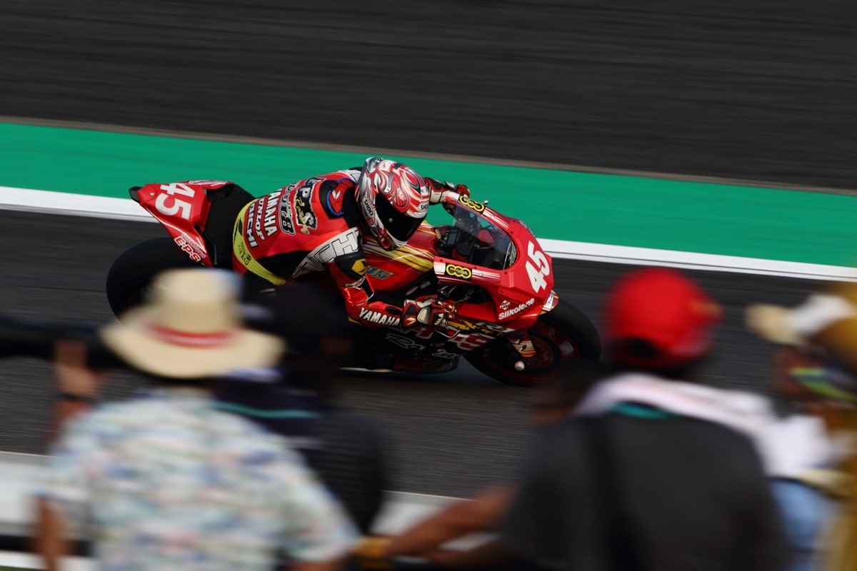 内山寛さんが鈴鹿8耐で走っている写真