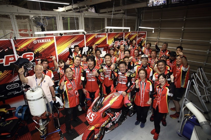 鈴鹿8耐完走後の集合写真